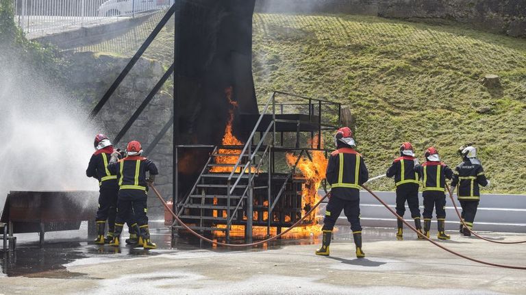 Un simulacro prepara en Bueu en la lucha contra los incendios en buques a los futuros profesionales del mar