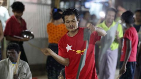 Un partidario de Suu Kyi golpea una cacerola durante una protesta en Rangún