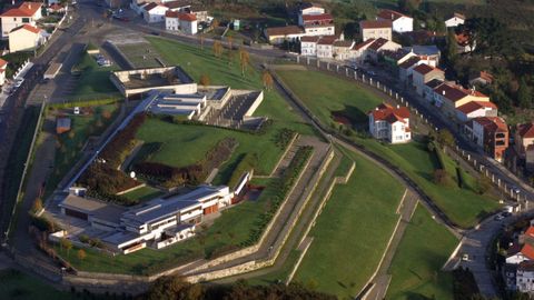Vista aérea de Monte Pío. Abajo, en primer término, se puede ver el área privada y residencial, que está orientada al casco histórico; y más arriba, junto a la entrada, la zona institucional donde se encuentra el despacho del presidente y varias estancias para reuniones