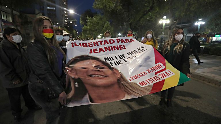 Carolina Ribera (derecha) participó en la manifestación en La Paz para exigir la libertad de su madre, Jeanine Áñez