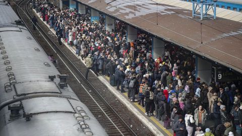 Tras las primeras horas de la invasión, miles de personas buscaron abandonar Ucrania. En la imagen, la estación de ferrocarril de Kiev.