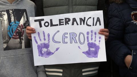 Un manifestante sostiene una pancarta que exige tolerancia cero con la violencia machista 