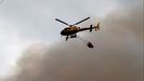 Un helicóptero trata de sofocar un incendio en Asturias, en 2019