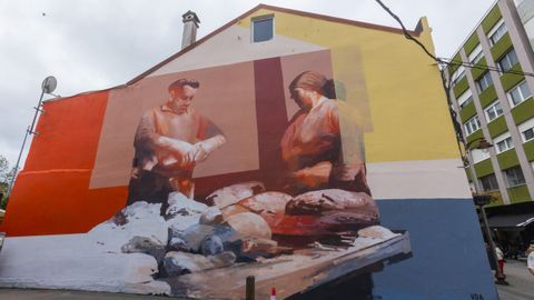 UDATXO, nombre artstico de Udane Juriasti, artista guipuzcoana. En este mural de la calle Corua, en una pared en la que ya hubo otro, deteriorado, recupera al panadero carballs Marcelino Rodrguez.
