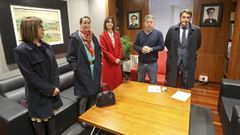 Carmen Solla, de rojo, es la nueva presidenta del Rotary Club de Pontevedra. Este martes la junta directiva fue recibida por el alcalde en el Concello