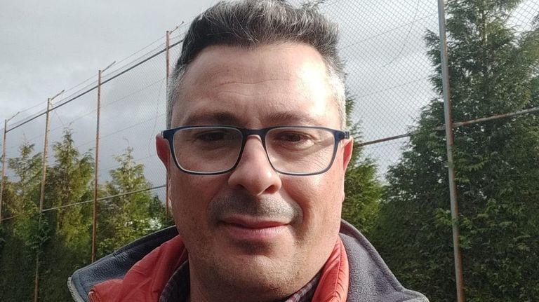 «Estamos llegando a unos extremos en los que resulta difícil trabajar». Javier Vázquez, que antes de ser destinado a la prisión de Teixeiro dirigió el cuartel de la Guardia Civil de O Valadouro, pone un ejemplo clarificador sobre la supresión de la presunción de veracidad de los atestados policiales: «Si cambian la ley y tú vas hablando por el móvil en el coche y te denuncio, resulta que la palabra del agente no es válida en derecho para denunciarte. ¿Y entonces esto qué es? ¿Sodoma y Gomorra?».
