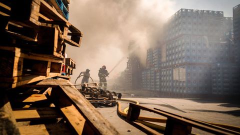 Los bomberos sofocan las llamas en las instalaciones de Aguas de Sousas, en Verín