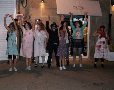 Actores vestidos de personajes de terror salieron a la calle Cardenal