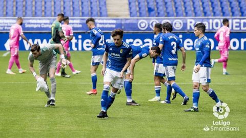 Los jugadores del Oviedo, antes de que empezase el partido ante la UD Las Palmas