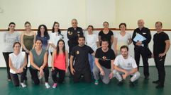 Foto de familia de instructores y alumnos en el taller de defensa personal organizado por el Colegio de Enfermera de Ourense en colaboracin con la Polica Nacional.