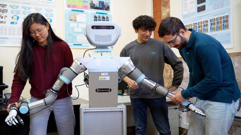 Así es Adam, el robot doméstico español que plancha y pone la mesa