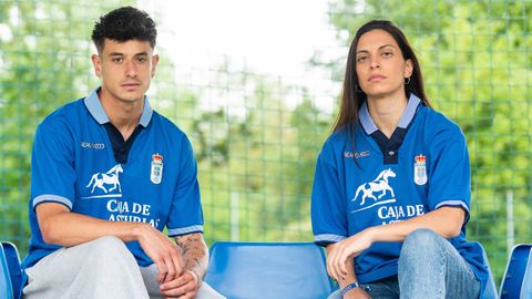 Omar Falah y Ana Buceta, con la camiseta retro del Real Oviedo en homenaje a Peter Dubovsky