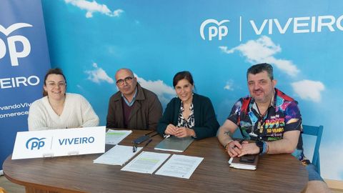 Saray Ventura, Martín Vale, Mariña Gueimunde y Domingo González, este miércoles en la sede del PP de Viveiro