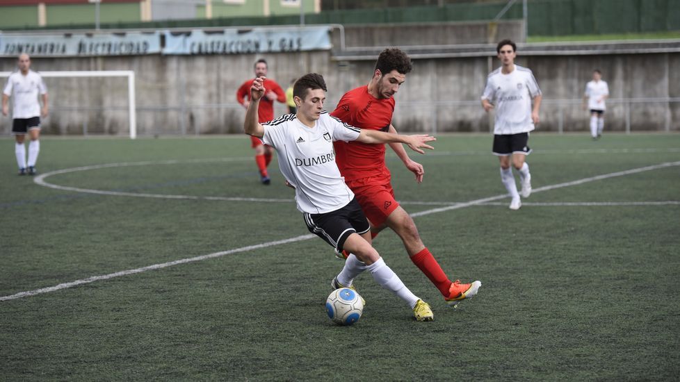 La oficina de Turismo, derecha, est� en Vigo de Sarria. 