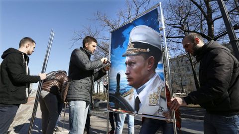 Activistas del movimiento antimaidan instalan varias obras que representan al presidente ruso en una exposicin llamada Crimea: Regreso al Puerto del Hogar