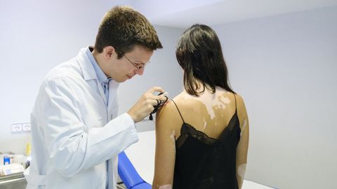 El dermatólogo Diego Soto, en la nueva consulta del Hospital Quironsalud Miguel Domínguez de Pontevedra