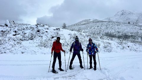 Tres participantes en un recorrido organizado este sbado por la maana en la sierra de O Courel