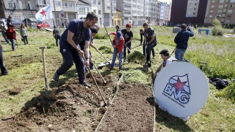 También en Lugo, integrantes de la candidatura del BNG optaron por escenificar su apuesta por la creación
de huertos urbanos plantando uno.