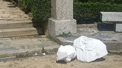 En agosto del 2015, unos vndalos tiraron el busto de la escritora al suelo, partindolo en dos