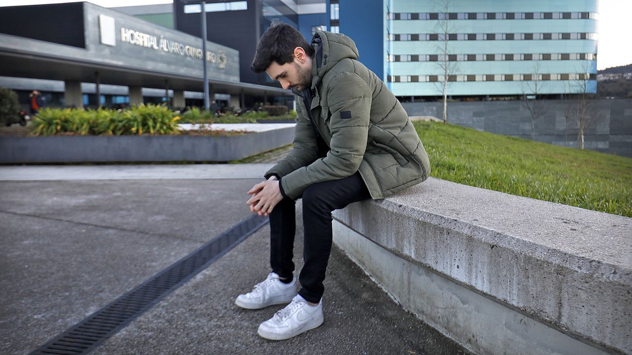 Yo s� te pido... La Luna.Manuel Iglesias, delante del Cunqueiro, donde su madre estuvo ingresada casi dos semanas