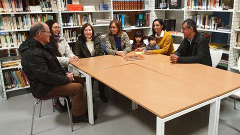 Arias y Fernández Guitián se reunieron con una familia de emigrantes retornados y una inmigrante