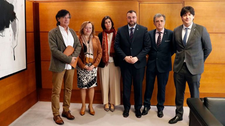 De izquierda a derecha, el catedrático de bioquímica Carlos López Otín; la presidenta del Consejo Superior de Investigaciones Científicas (CSIC), Rosa Menéndez; la hija de la científica Margarita Salas, Lucía Viñuela; el presidente del Principado, Adrián Barbón; el investigador del CSIC Luis Blanco, y el consejero de Ciencia, Innovación y Universidad, Borja Sánchez.