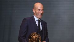 Zinedine Zidane.Zinedine Zidane con el Balón de Oro.