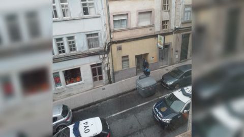 Dos de los agentes entrando en el local, hasta donde se desplazaron cinco vehículos