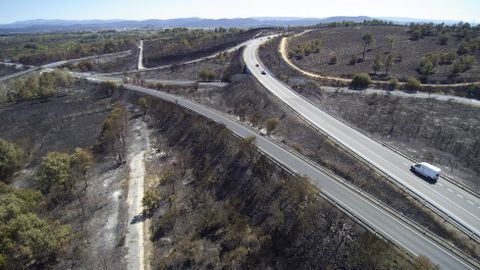 Vista aérea de una zona de carreteras entre A Vide y Moreda quemada por el gran incendio del 5 de septiembre
