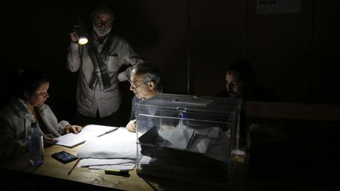 Un colegio electoral de O Ventorrillo (A Coruña), que se quedó a oscuras por un corte de luz en las municipales del 2015. 