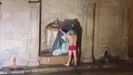 Un vecino lava la ropa en la fuente de As Burgas, Ourense, a medianoche