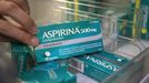 Envases de aspirina en una farmacia de Lugo