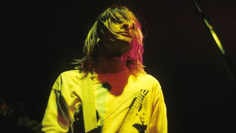 Kurt Cobain durante un concierto en el Astoria Theatre de Londres en noviembre de 1991