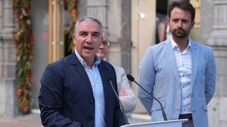 El coordinador general del PP, Elías Bendodo (c), atiende a los medios junto al secretario general de los populares asturianos, Álvaro Queipo.