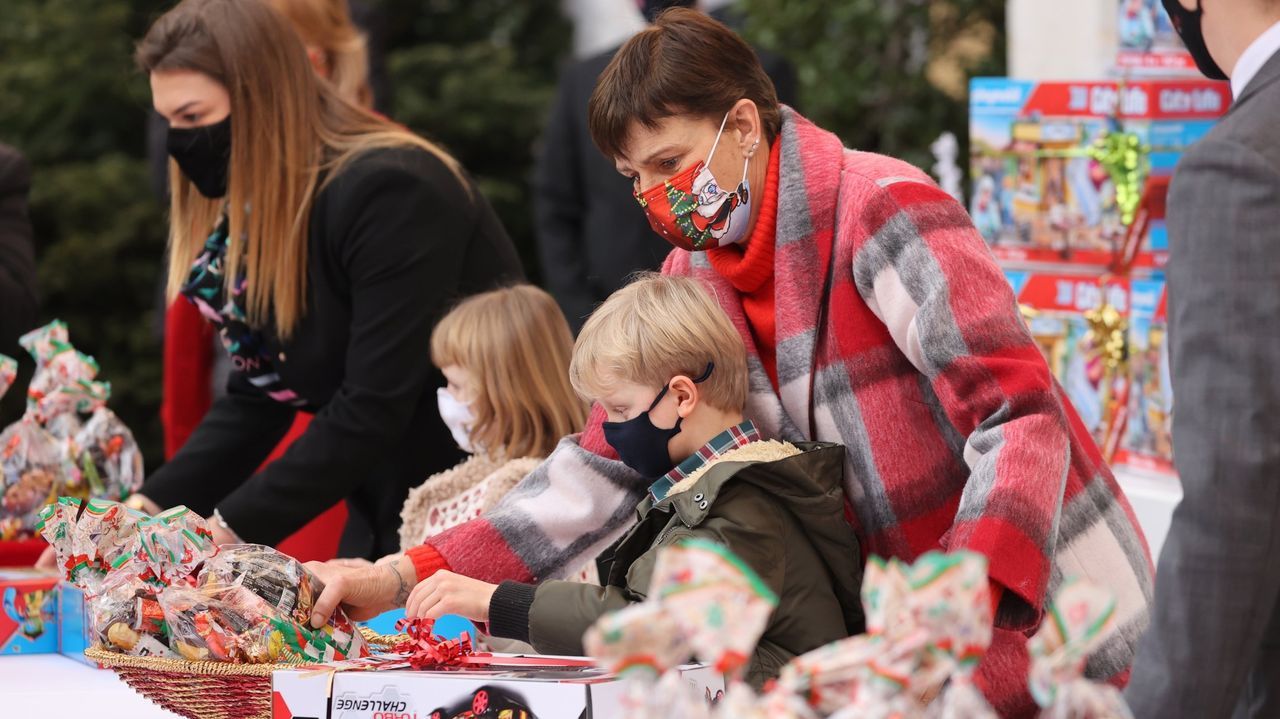 Pescados y mariscos para�Nochebuena.La princesa Estefan�a se ocupa de los pr�ncipes Gabriela y Jaime