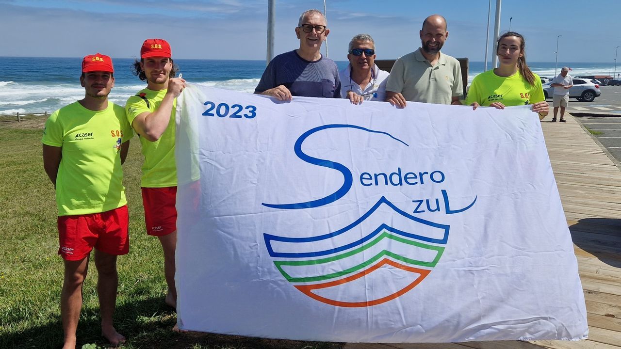 Representantes del Concello de Carballo, en imagen de archivo, con la bandera del Sendero Azul