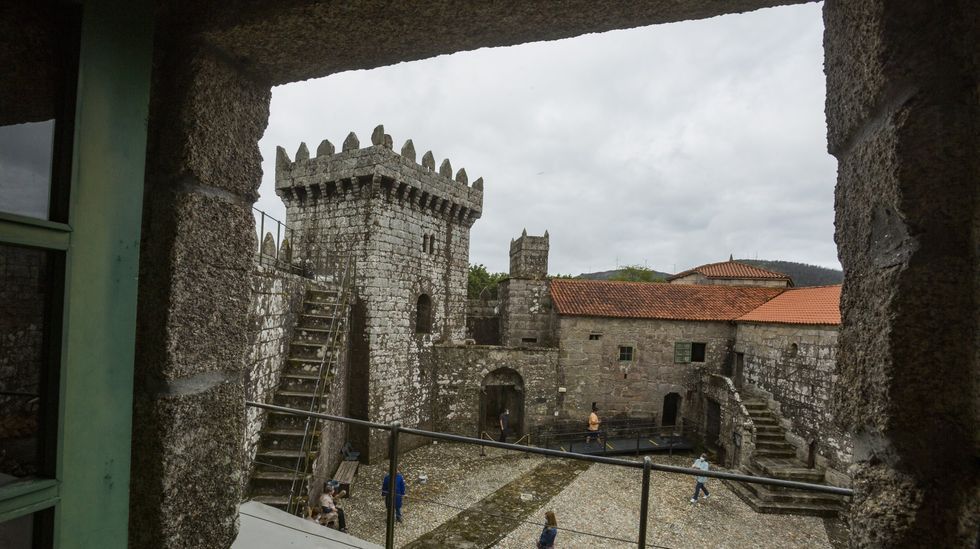 As se encendi la Navidad en Cambados.Jos Mara Lpez Mato, conocido como Reino, toca las campaas de la iglesia de Anllns (Ponteceso) que inspiraron al poeta Eduardo Pondal