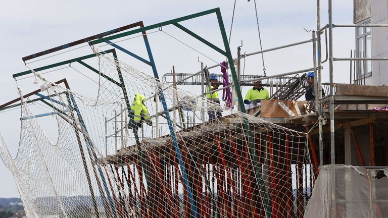 Operarios trabajando en la construccin de un nuevo edificio en Lugo
