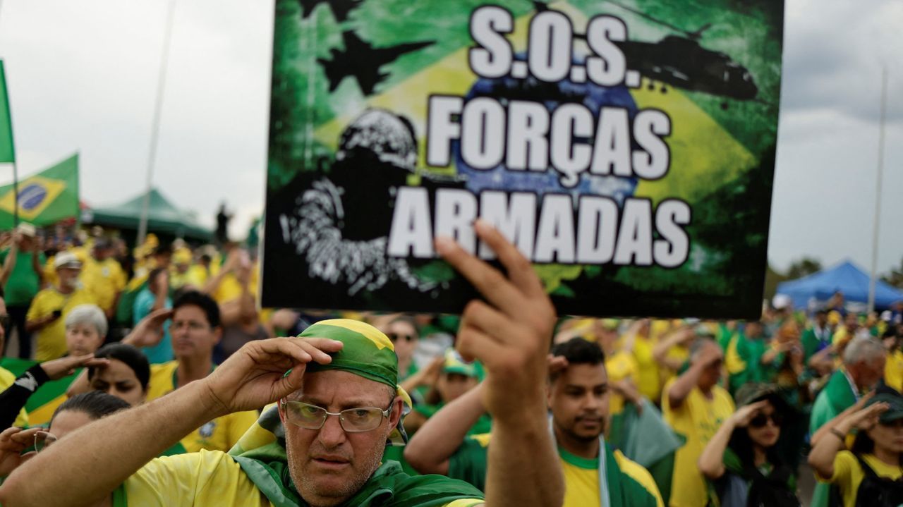 En directo: Votación de los Presupuestos.Un seguidor de Bolsonaro, reclamando la intervención de las Fuerzas Armadas durante una protesta en Brasilia el pasado día 7