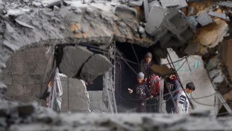 Unos ni�os entre escombros en Gaza.