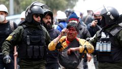 Las fuerzas de seguridad detienen a un hombre herido tras los enfrentamientos este lunes entre seguidores de Evo Morales y opositores en La Paz