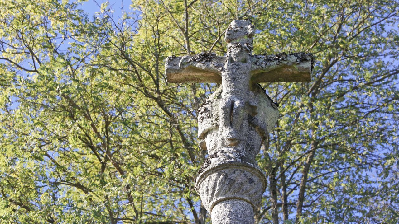 O cruceiro labrado do viacrucis de Santa Maria