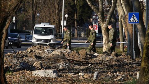 Soldados croatas en la zona donde cay un dron militar cerca de Zagreb