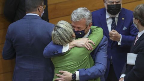 Alfonso Rueda abrazando a la conselleira Rosa Quintana