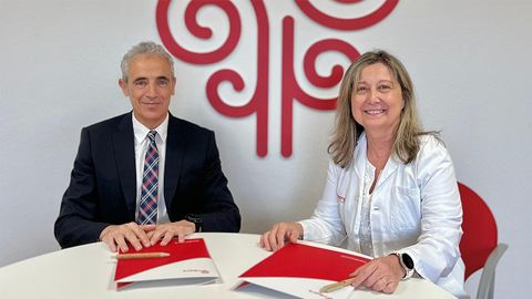 El Doctor Ruibal junto con la directora gerente del hospital, la doctora &Aacute;ngela Guerra