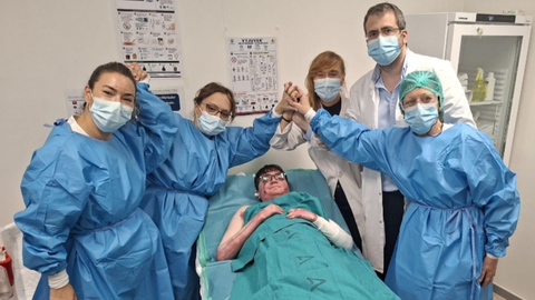 Adri�n Soto junto al equipo m�dico que le atendi� el pasado lunes.