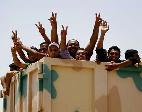 Un centenar de voluntarios han respondido a la llamada de Al Maliki de unirse al Ejrcito. 
