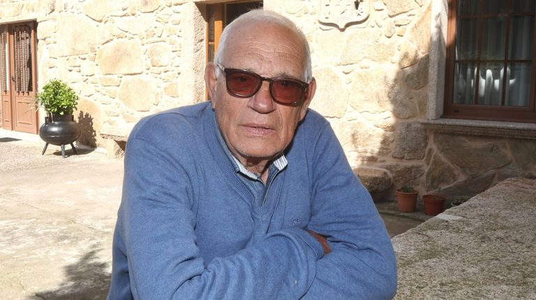Bautista Santos Ramos. Desde junio del pasado año, una avenida de Camariñas lleva su nombre. Fue alcalde durante 24 años, desde 1983, liderando el Partido Socialista. Murió en junio del 2023.