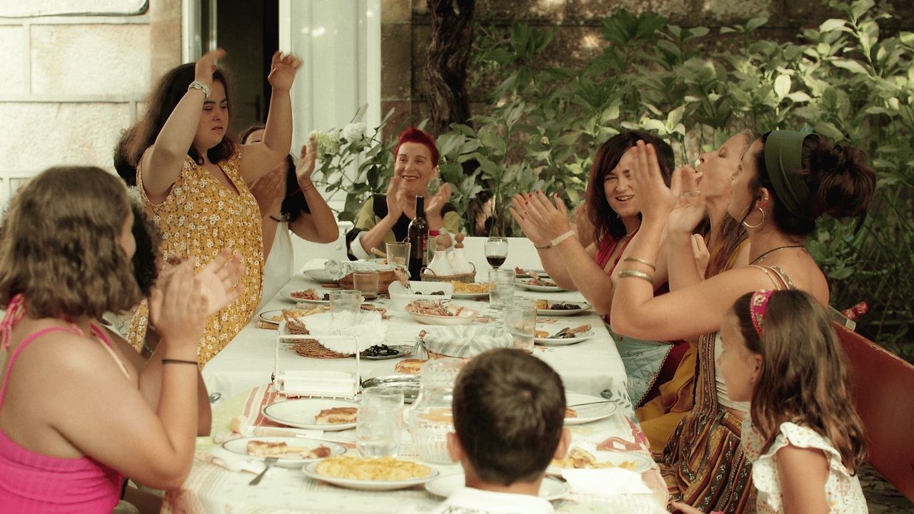 Tráiler de «Aída y Vuelta».Varios integrantes del colectivo Tarde Piache, ayer por la tarde en la sala de cine de la Escola Laica