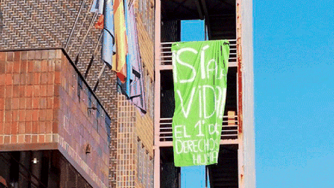 La pancarta que apareci� hace poco en el exterior de la escalera de la Facultad de Medicina de Oviedo